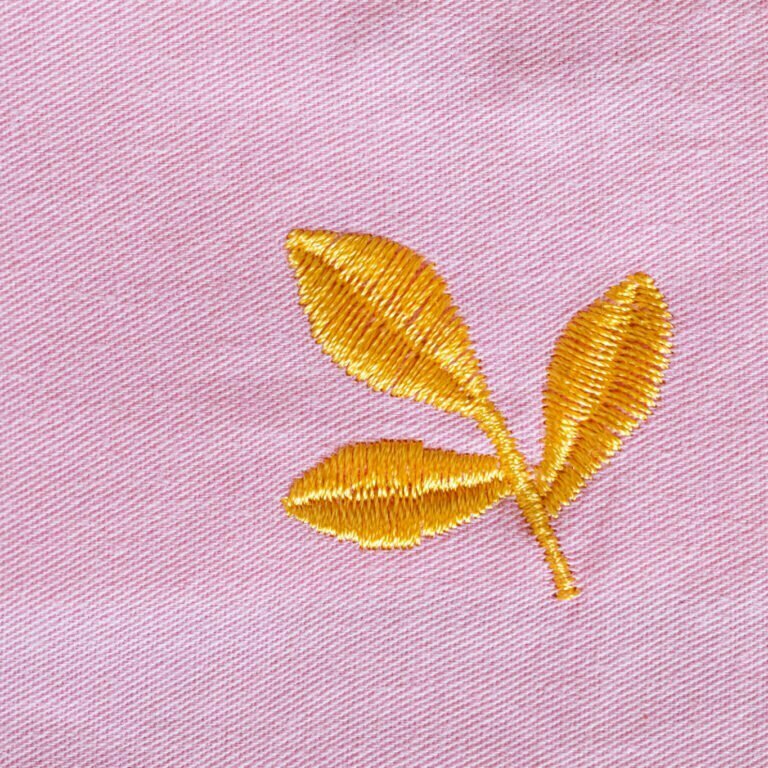 Hand-embroidered leaf pattern, Chinese embroidery, pattern stitched on the cloth